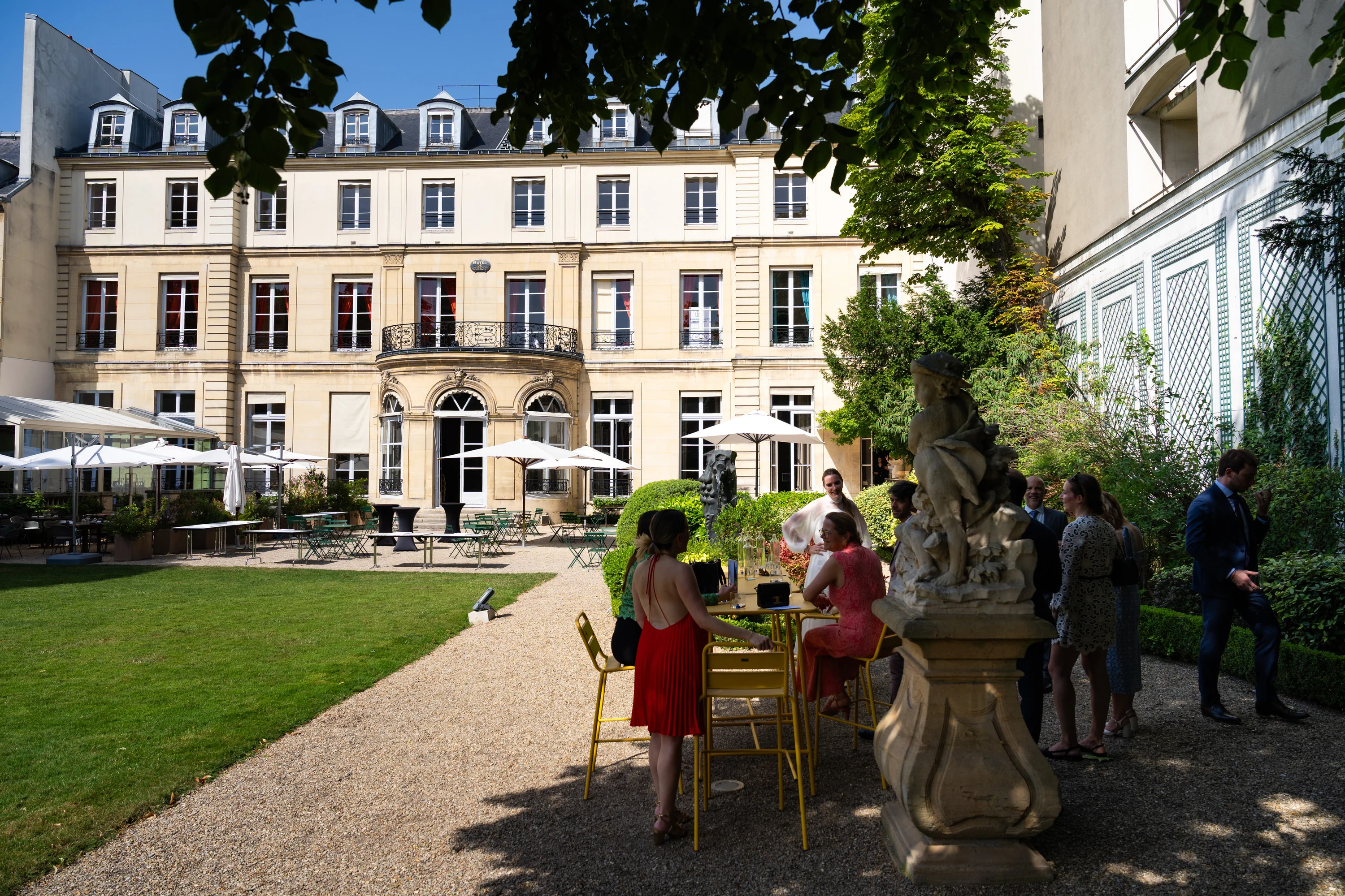 Le jardin de la mairie du 7e arrondissement pendant le vin d'honneur