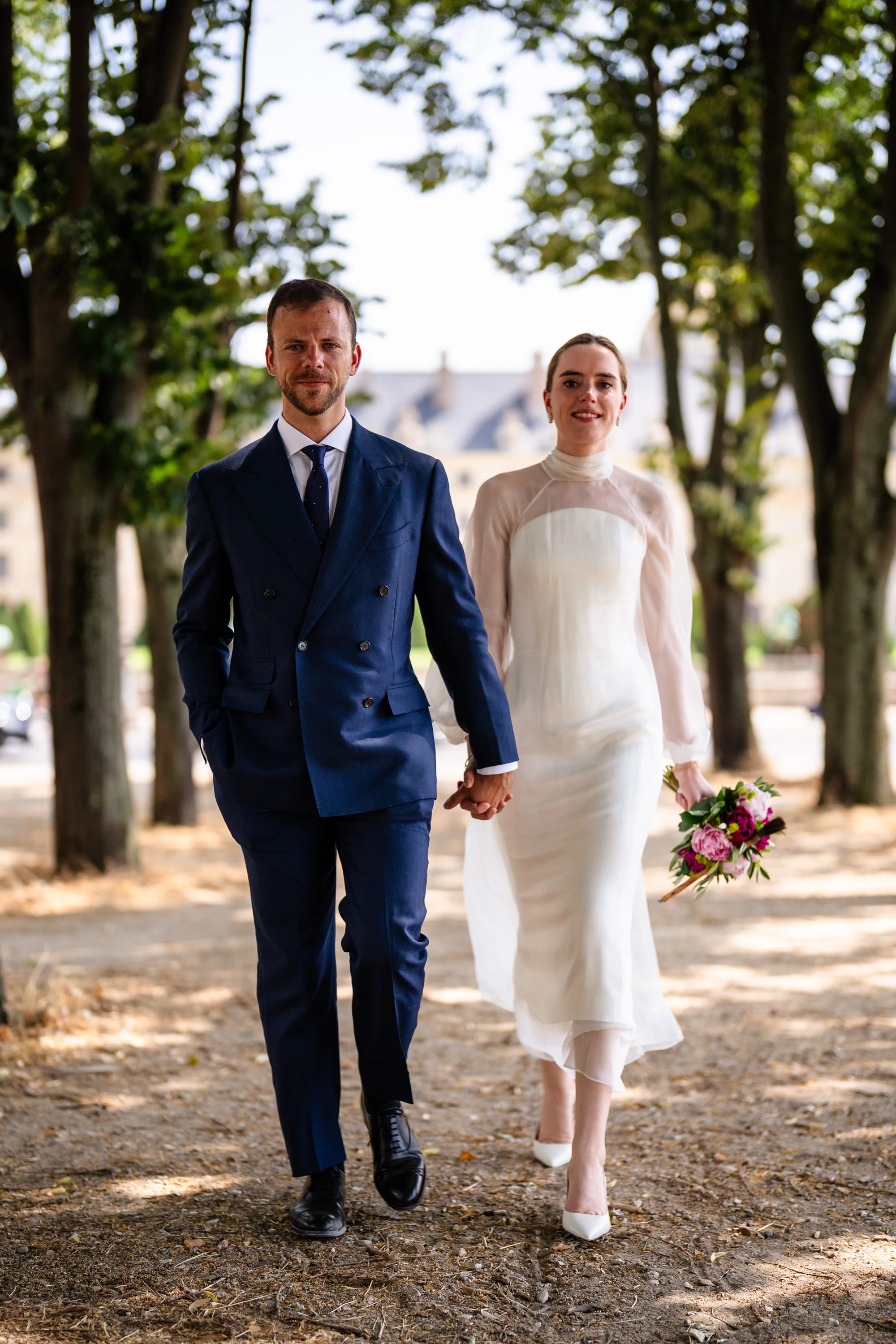 Séance de couple sous les arbres, après la cérémonie civile