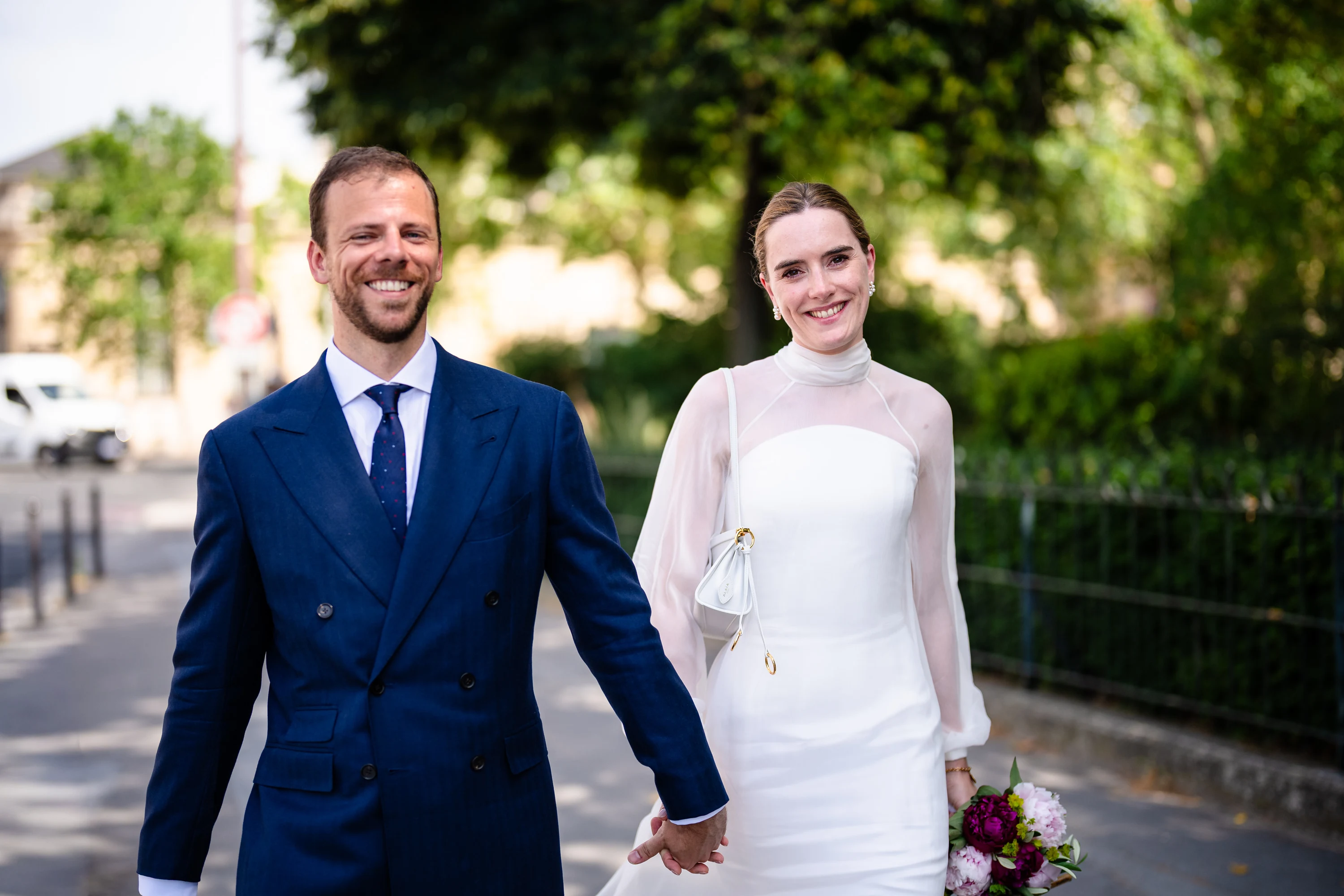 Portrait d'Hélène et Thomas, main dans la main, le jour de leur mariage