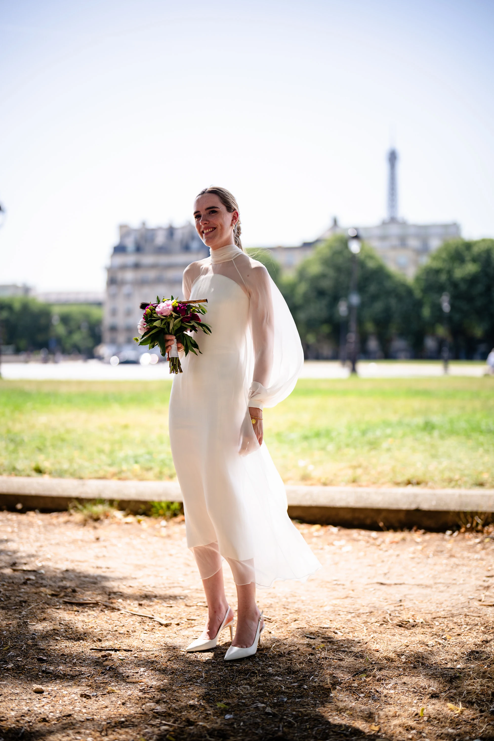 Hélène en robe de mariée devant la tour Eiffel, Champ-de-Mars