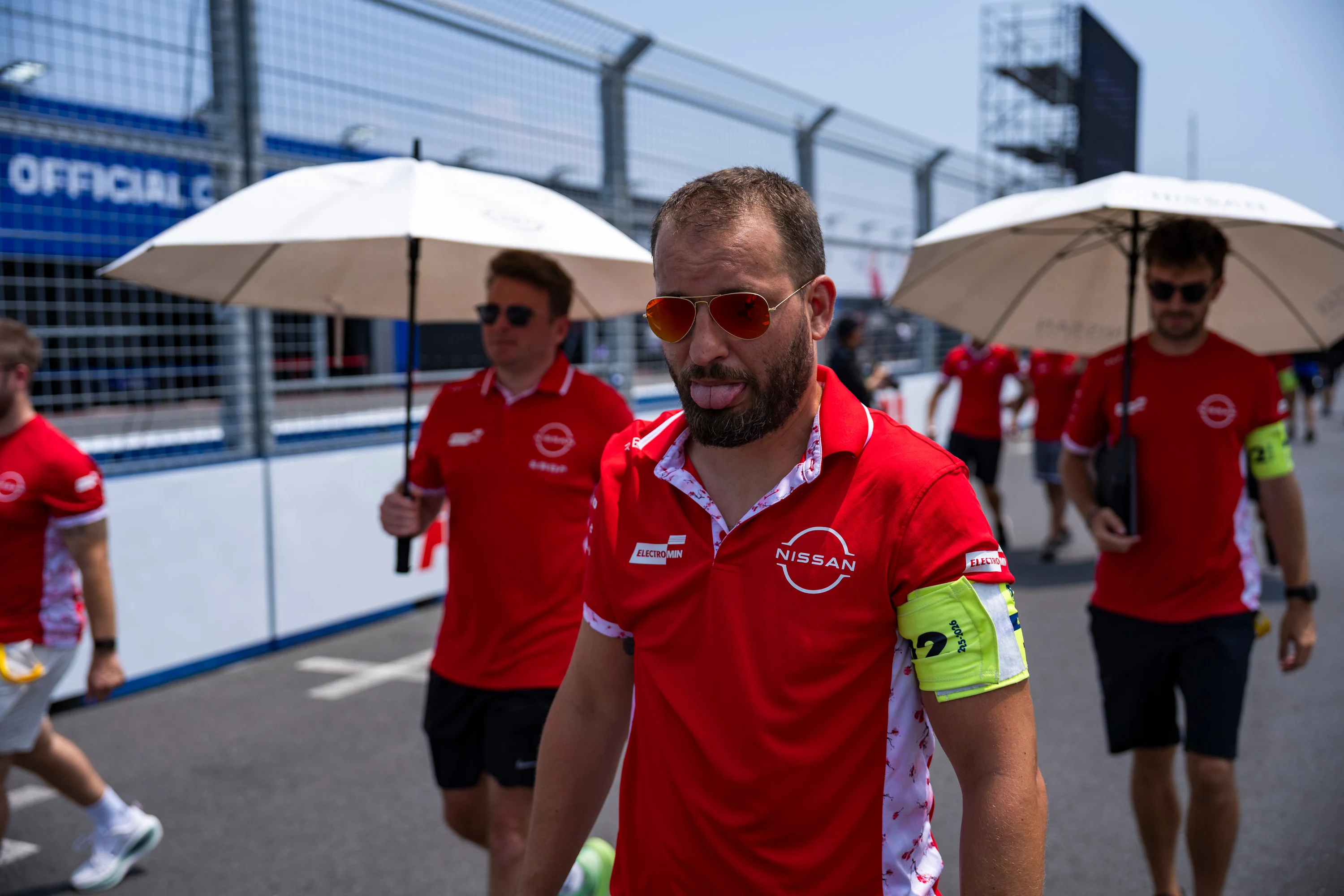 L'équipe Nissan Formula E en reconnaissance de piste sous les parasols, Tokyo Street Circuit