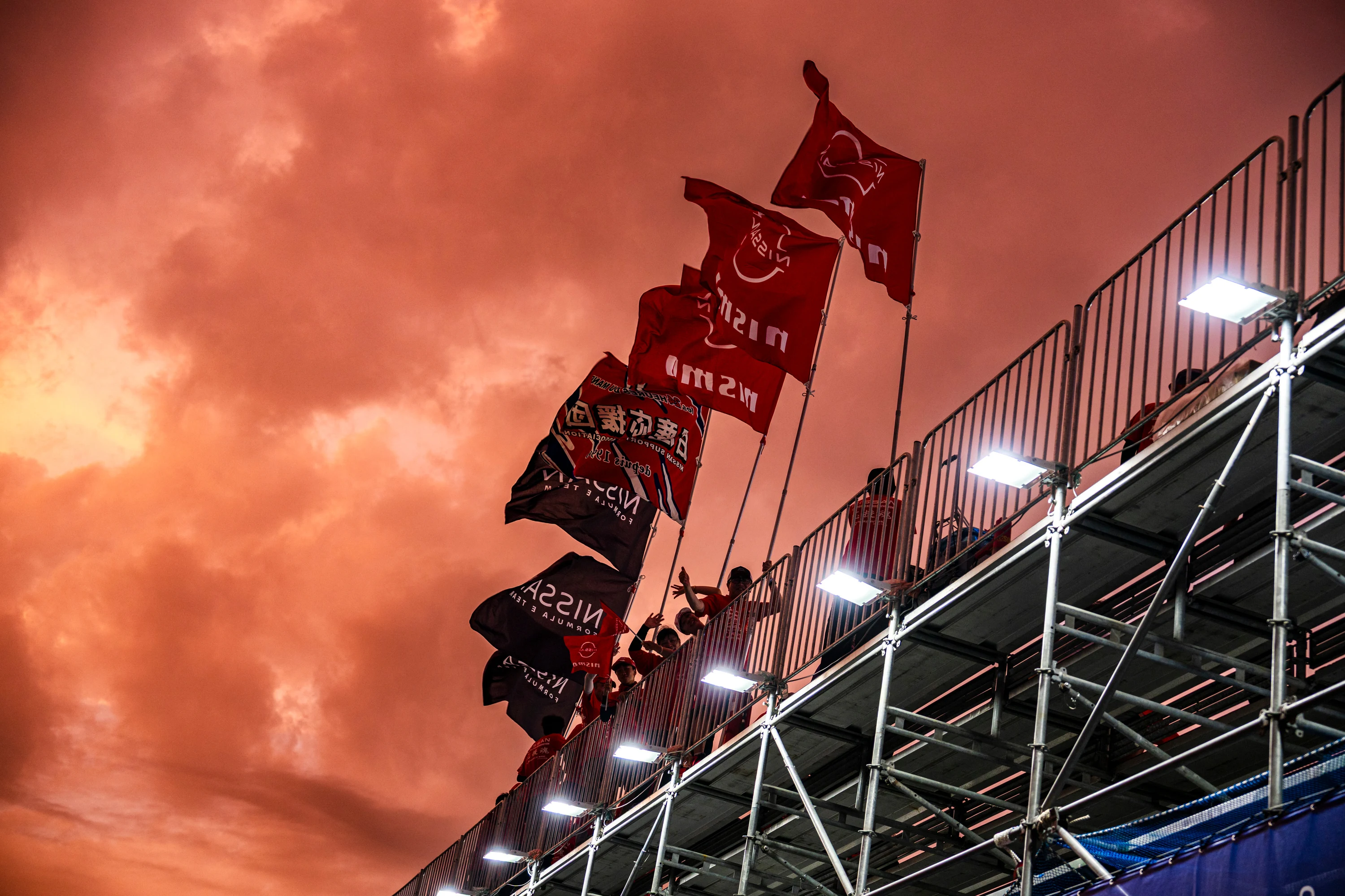 Drapeaux Nissan et Nismo dans les tribunes du Tokyo E-Prix au coucher du soleil