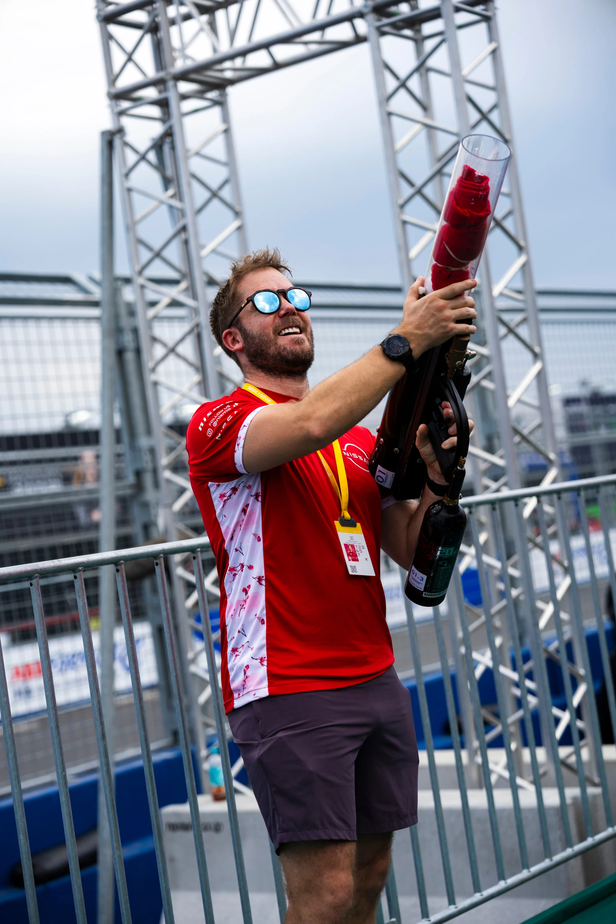 Membre de l'équipe Nissan Formula E dans la pit lane du Tokyo E-Prix