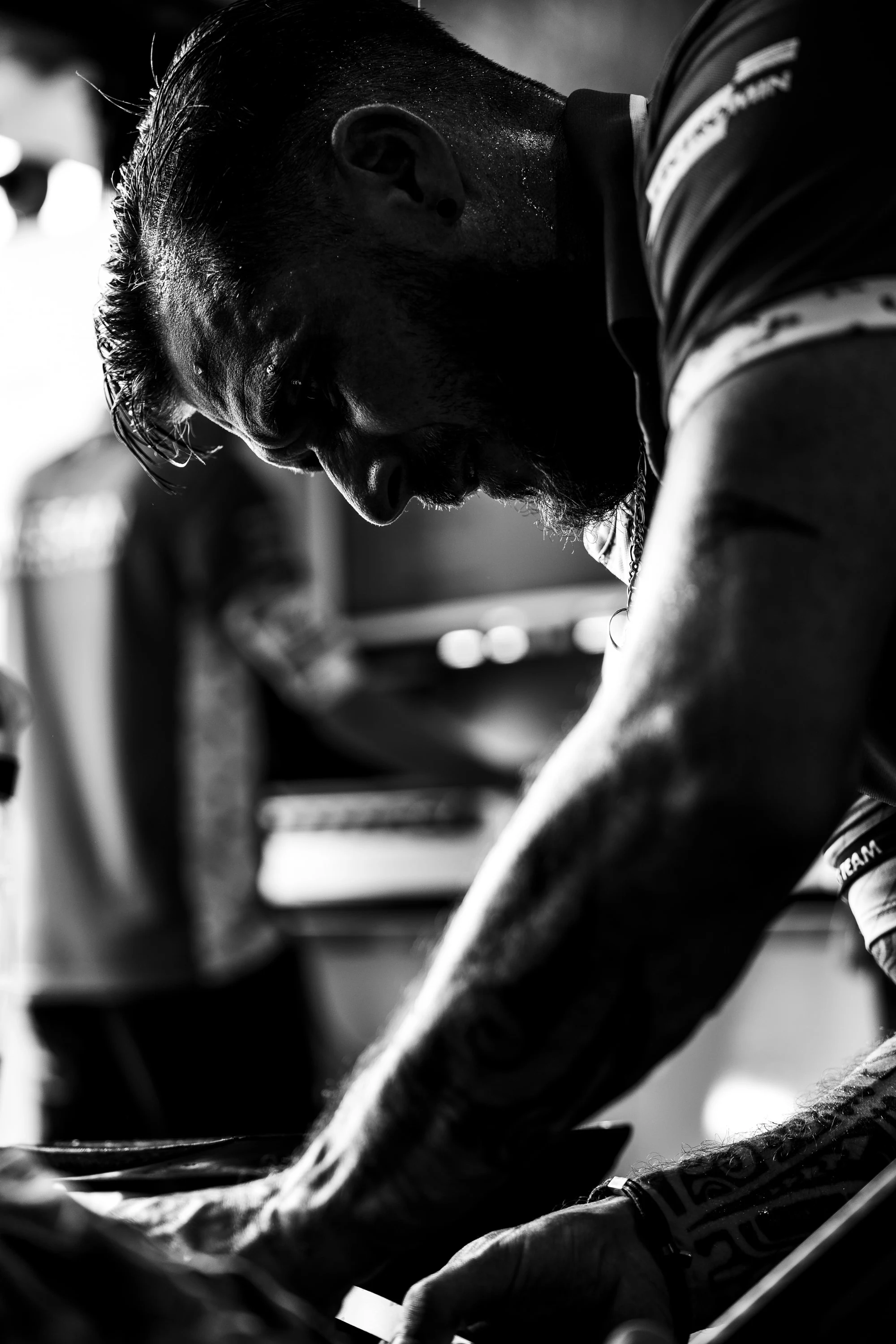 Portrait en noir et blanc d'un mécanicien Nissan Formula E au travail à Tokyo