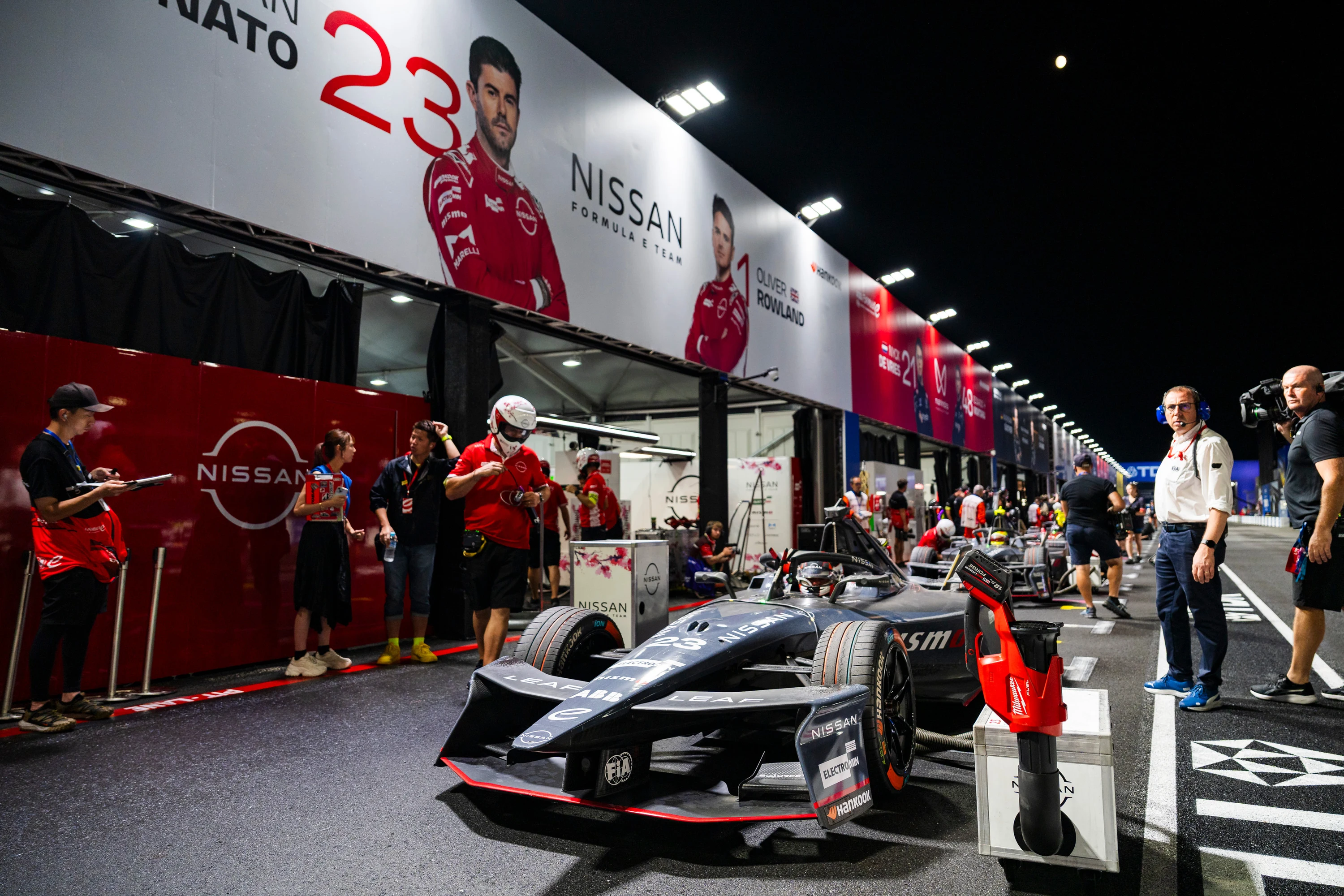 Le stand Nissan Formula E et la monoplace de Norman Nato dans la pit lane de Tokyo