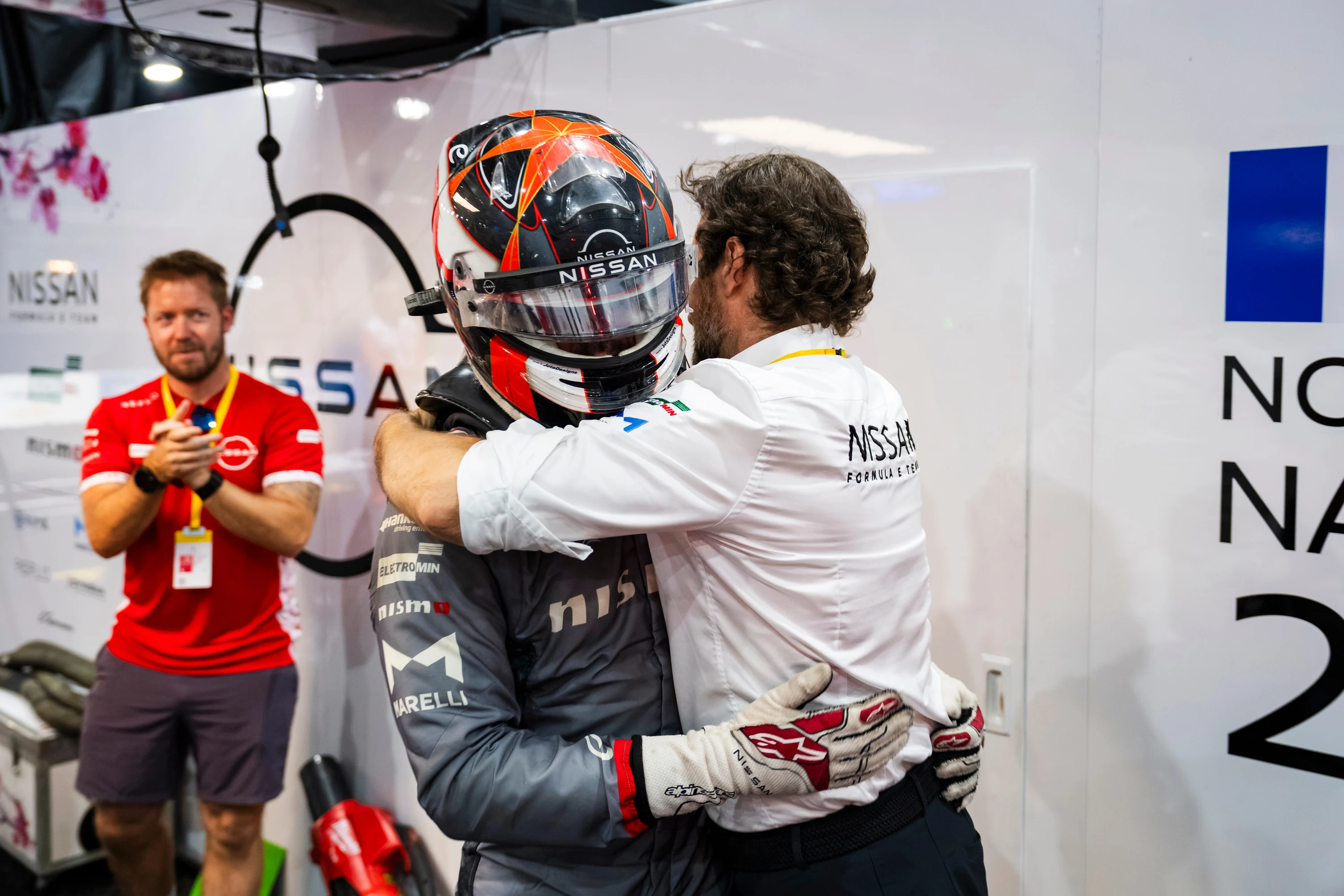 Le pilote Nissan félicité par son équipe après la deuxième course du Tokyo E-Prix