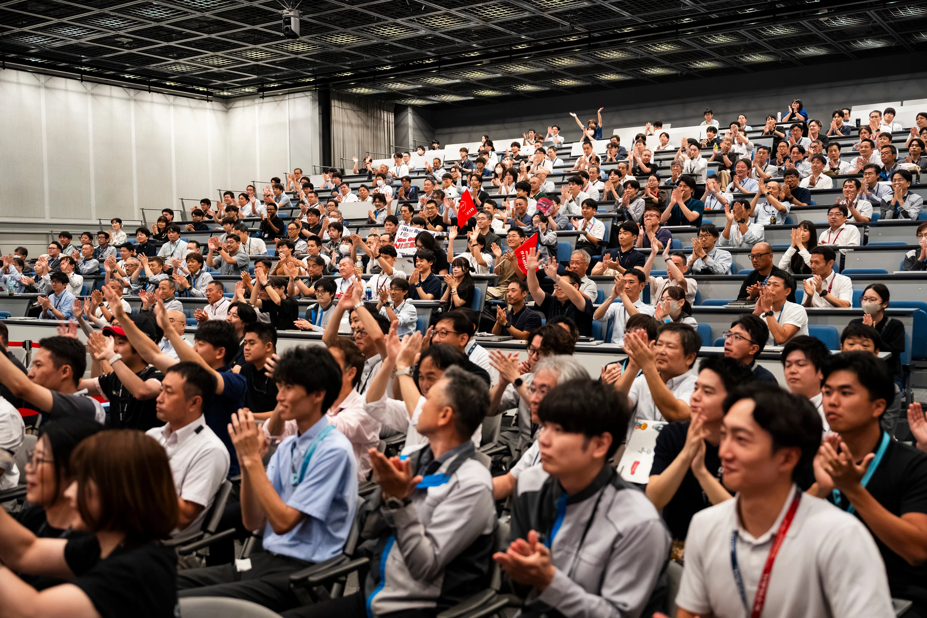 Ovation des salariés Nissan au siège de Yokohama après le Tokyo E-Prix