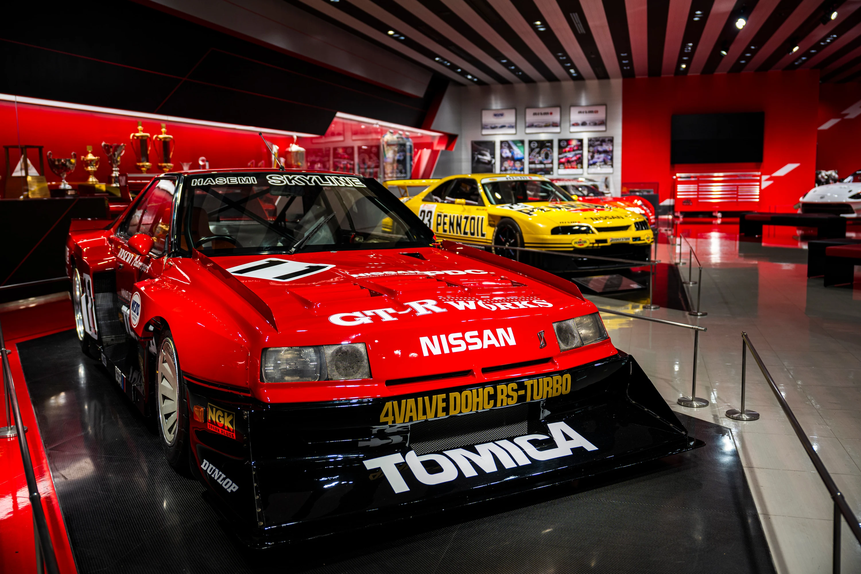 Voitures de course historiques Nissan exposées au centre Nismo