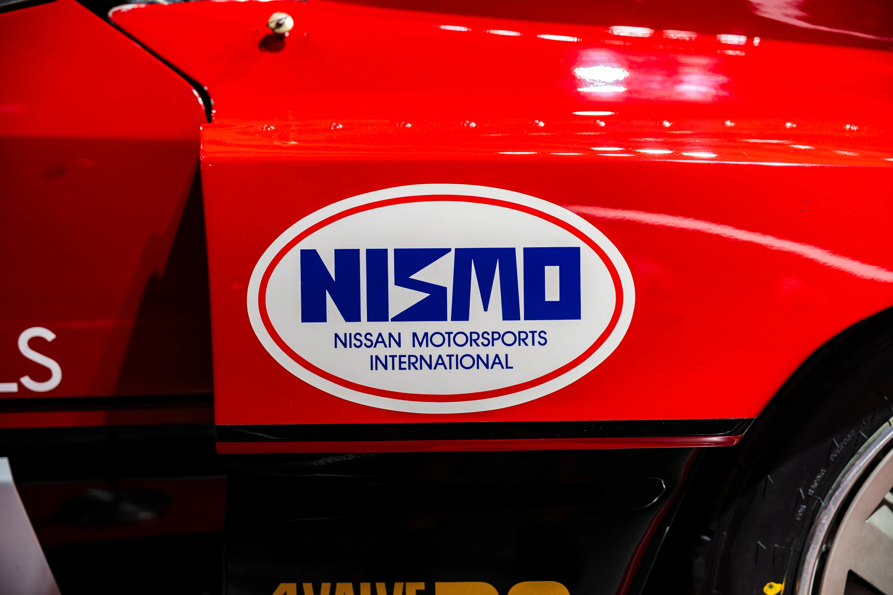 Détail de l'emblème Nismo sur la carrosserie d'une voiture de course Nissan